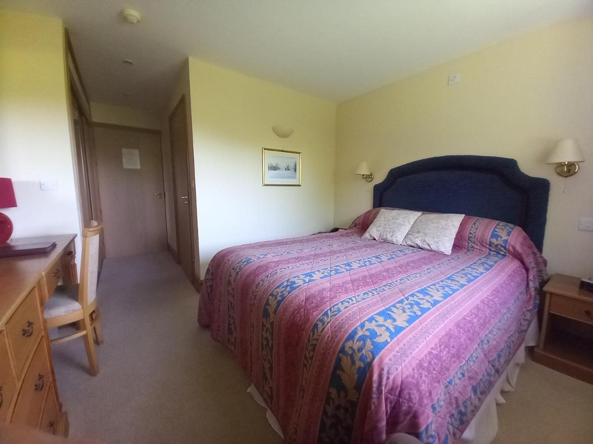 Golden Ball Hotel Elsworth Room photo